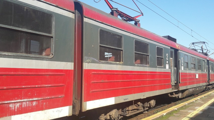 Brudne pociągi wożą ludzi z Krakowa do Oświęcimia 
