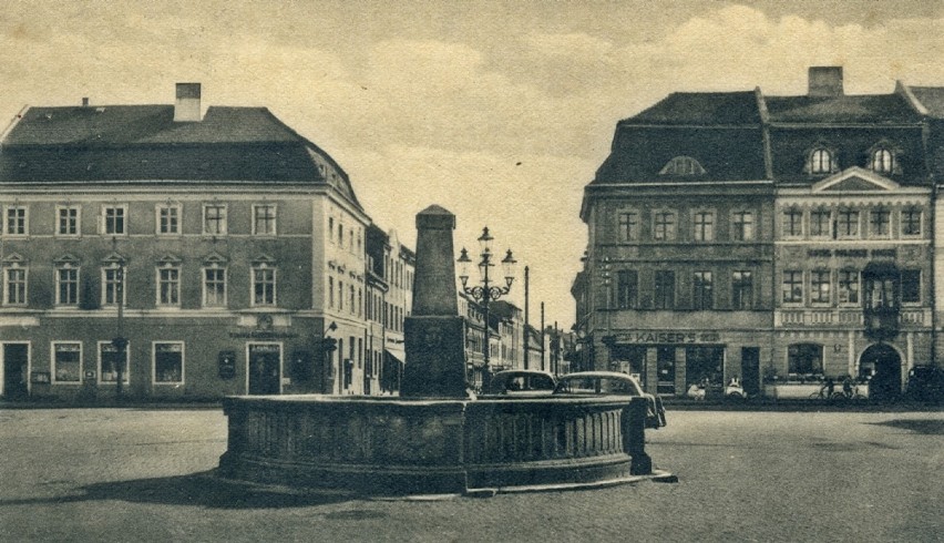 Krośnieński rynek z fontanną. Widok w kierunku południowym.