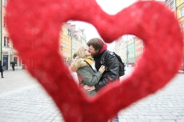 Przed nami Dzień Zakochanych. Choć Trójmiasto plasuje się w pierwszej piątce najbardziej romantycznych miejsc w Polsce, zarówno w Gdańsku, Sopocie, jak i w Gdyni są lokalizacje mniej i bardziej sprzyjające nastrojowej randce. Gdzie zatem najlepiej wybrać się w Walentynki? Podpowiadamy!