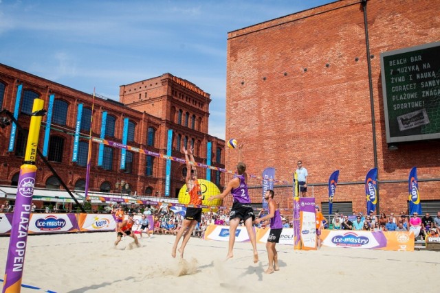 13 - 16 lipca (czwartek - niedziela)
- Manufaktura

Od czwartku do niedzieli w Łodzi będzie odbywał się turniej siatkówki plażowej Plaża Open. W tym roku po raz pierwszy pula nagród wynosi aż 26 tys. zł, a turniej ma rangę międzynarodową. 

Na plaży w Manufakturze będzie można podziwiać najlepszych siatkarzy i siatkarki plażowe w kraju. Nie zabraknie też konkursów: „Zamrożona koszulka”, „Dzika Bomba” czy „Skills Challenge”. Rozegrany zostanie również Mecz Gwiazd VolleyStar vs Łódź/Manufaktura. 

Tegoroczną nowością jest turniej E-Plaża Open. Zawodnicy zmierzą się z rywalami za pomocą gogli „VR”, pozwalających przenieść się do wirtualnego świata. Zwycięzca każdego z 5 turniejów E-Plaża Open otrzyma laptopa.

W czwartek odbędą się warsztaty olimpijskie z Mariuszem Prudlem. Znany siatkarz TS Volley Rybnik, reprezentant Polski, jak również brązowy medalista mistrzostw Europy 2013 poprowadzi warsztaty dla dzieci. Będzie też siatkarski tor przeszkód i konkurs zagrywki do celu.   

Zmagania mężczyzn zaplanowano od czwartku, tego dnia zostaną rozegrane eliminacje turnieju męskiego, z kolei kobiety na piasek wejdą w piątek, by walczyć o awans do turnieju głównego. 

Sobota to początek turnieju głównego w obu kategoriach. W niedzielę cztery najważniejsze starcia (dwa mecze o 3 miejsce oraz 2 starcia finałowe) pokaże na żywo TVP Sport.