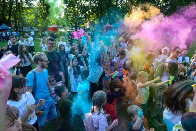 Na Jasnych Błoniach w Szczecinie odbył się najbardziej kolorowy event w mieście! Bawili się młodzi i starsi, a sama zabawa była przednia! Na szczęście pogoda również dopisała! Zobaczcie te pełne radości momenty uchwycone przez naszego fotoreportera.