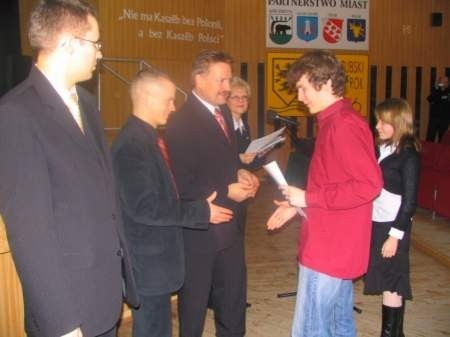 Burmistrz Zdzisław Czucha składa gratulacje Piotrowi Łudzikowi.
Fot. Maciej Wajer