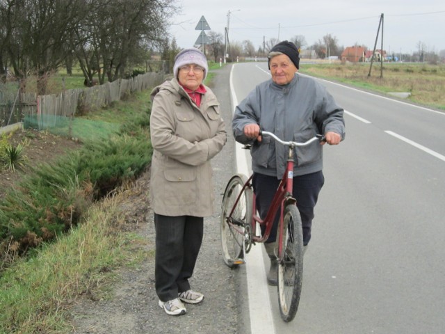 Barbara Garus i Zofia Zachara, mieszkanki Niedar,  nieraz musiały uciekać do rowu, by rozpędzone samochody nie rozjechały ich. - To cud, że nic się nam jeszcze nie stało - mówią kobiety