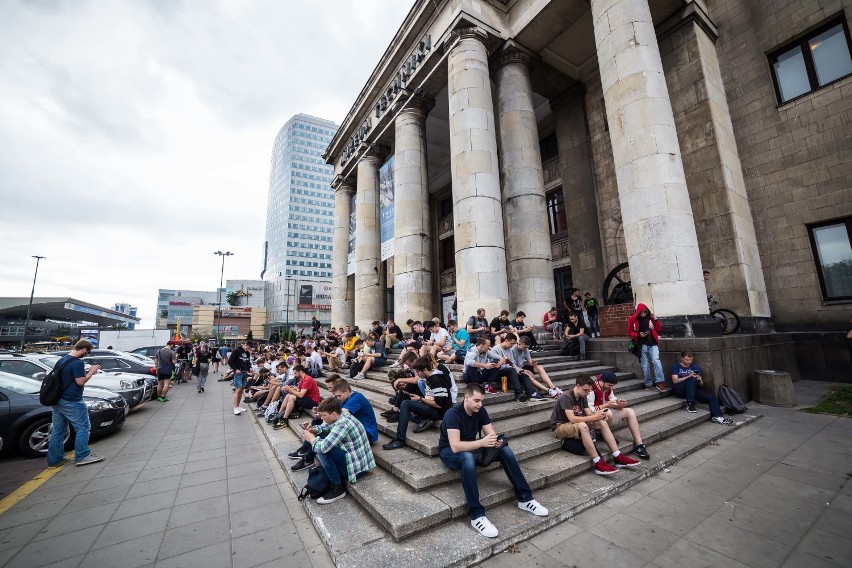 Pokemony gromadzą się pod Pałacem Kultury. Świętują urodziny najwyższego budynku w Polsce [ZDJĘCIA]