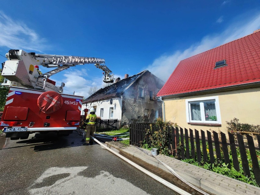 W majowy weekend stracili dach nad głową. Groźny pożar w Lubawce strawił budynek mieszkalny - zdjęcia