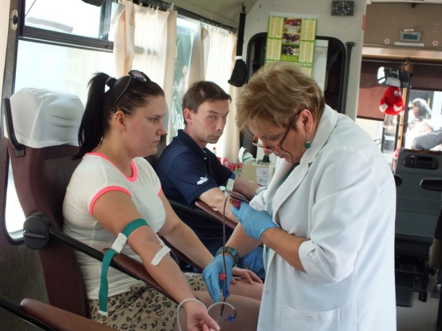 Akcja krwiodawstwa w Bełchatowie. Autobus do pobierania krwi stanął na pl. Narutowicza.