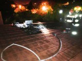 Ogień nocą trawiący dom w Muszynie strażacy gasili przez dziury wycinane w dachu