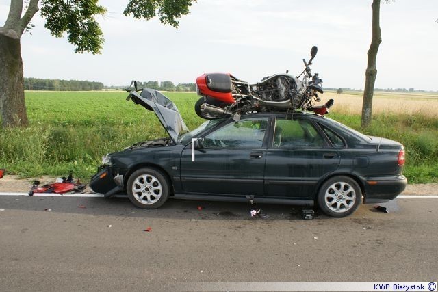 Dyżurny Komendy Powiatowej Policji w Bielsku Podlaskim otrzymał informację o wypadku drogowym w rejonie miejscowości Bolesty - na krajowej 66. Mundurowi natychmiast pojechali na miejsce. Tam wstępnie ustalili, że 30-latek jechał motocyklem z Bielska Podlaskiego w kierunku Brańska.