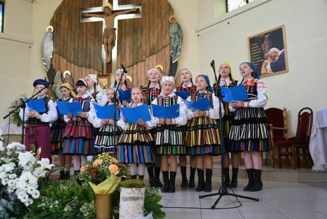 Festiwal Pieśni i Poezji Maryjnej w Mroczkowie Gościnnym jest organizowany od 2002 roku. Stanowi swoiste podsumowanie spotkań wiernych przy kapliczkach. W tym roku odbyła się już jego dwudziesta odsłona