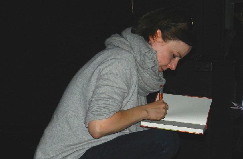 Agata Kulesza podpisuje autografy