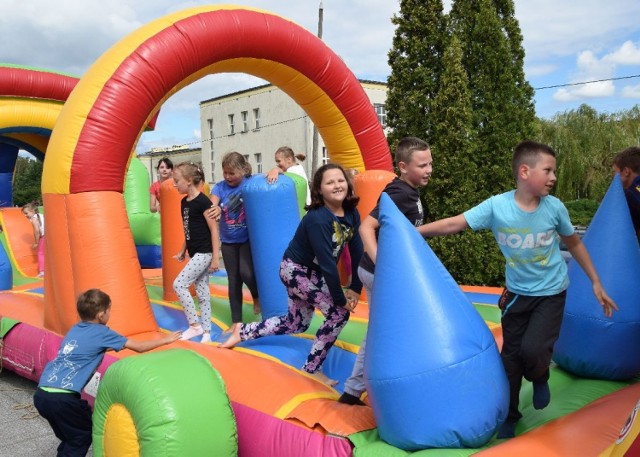 W Skarżysku - Kamiennej od piątku na Placu Staffa czynne jest miasteczko zabaw. Dmuchańce dla wszystkich dzieci są za darmo.