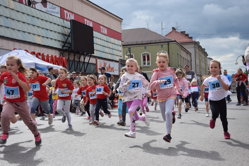 Pętla Wieluńska 2022. Tłumy przedszkolaków pobiegły wokół placu Legionów