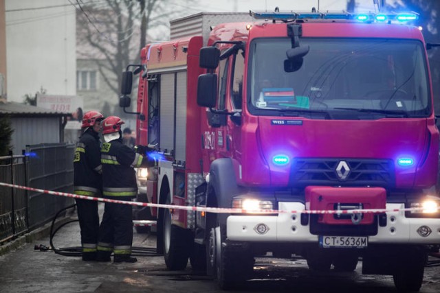 Strażacy wypompowywali wodę, która zalała piwnicę jednego z domków jednorodzinnych przy ulicy Polnej w Maksymilianowie.