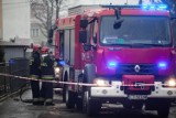 Samochód uderzył w hydrant pod Bydgoszczą. Woda zalała piwnicę domku jednorodzinnego