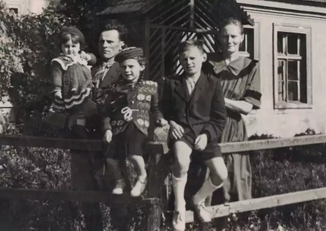 Zdjęcie rodzinne ze zbiorów prywatnych Józefy Błajet. W galerii również inne archiwalne  fotografie, m.in. z Mamą Władysławą, za których udostępnienie dziękujemy! Okazją do ich publikacji jest Dzień Matki >>>