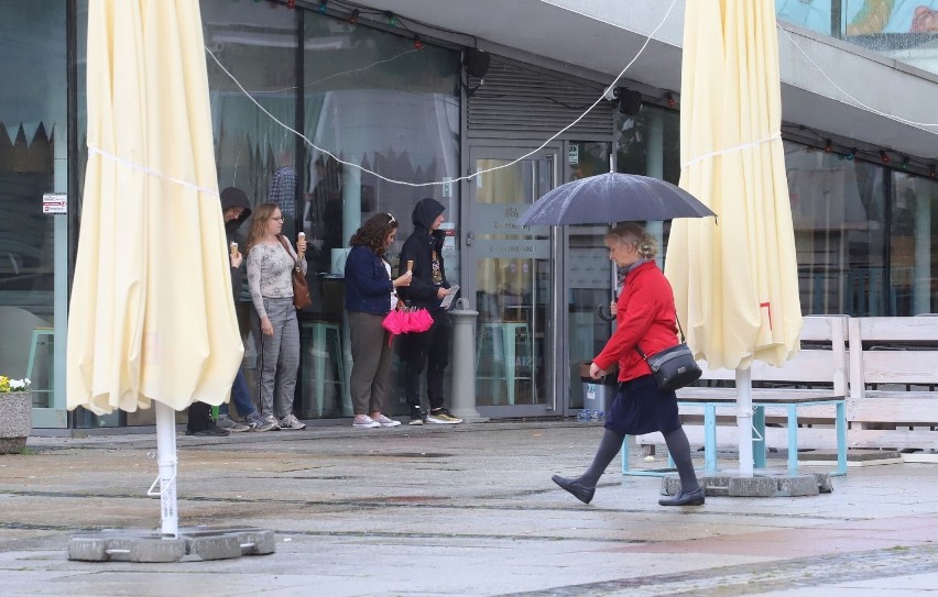 Deszcz nie wystraszył spacerowiczów. Niedzielne popołudnie w centrum Radomia (ZDJĘCIA)
