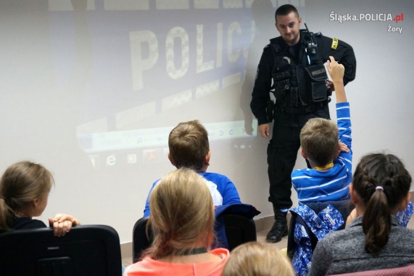 Dzieci odwiedziły policjantów w Żorach i zajrzały nawet do...