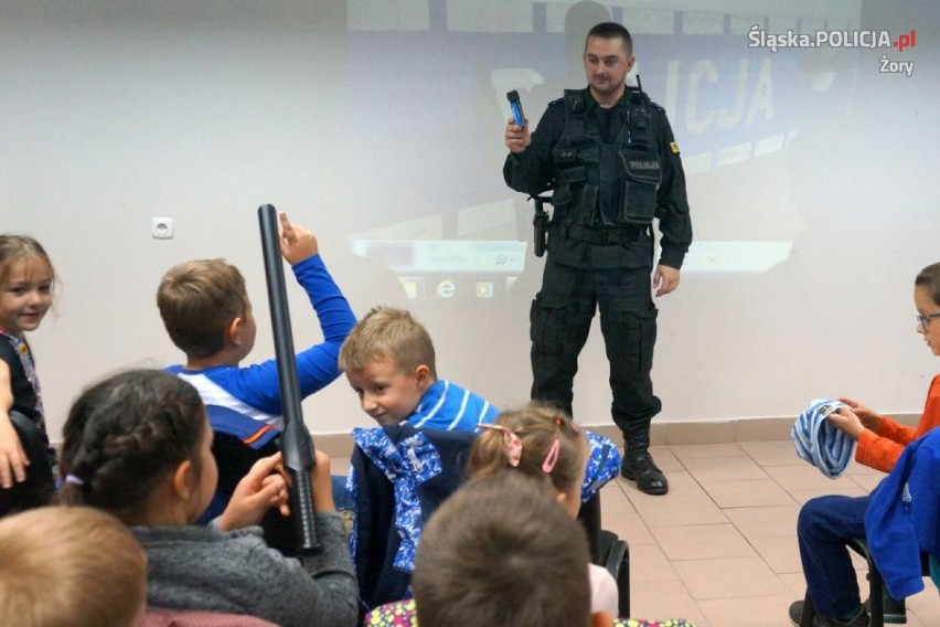 Dzieci odwiedziły policjantów w Żorach i zajrzały nawet do...