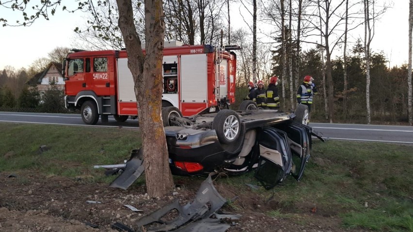 Wypadek na DK11 koło Szczecinka. Dachowanie auta [zdjęcia]