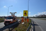 STOP - zły kierunek. Takie nowe znaki przy autostradach i drodze S8 