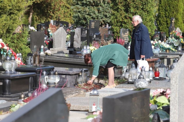 W Radomiu trwają przygotowania do święta Wszystkich Świętych, na cmentarzu na Firleju sprzątano groby.