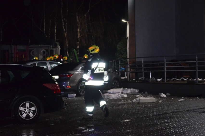 Głogów: Wichura zerwała dach z hotelu Rodos w Jaczowie. Blacha spadła na samochody. ZDJĘCIA