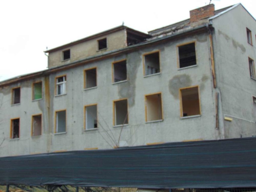 Stary szpital w Szamocinie nadal straszy, ale to ma się zmienić (ZDJĘCIA)