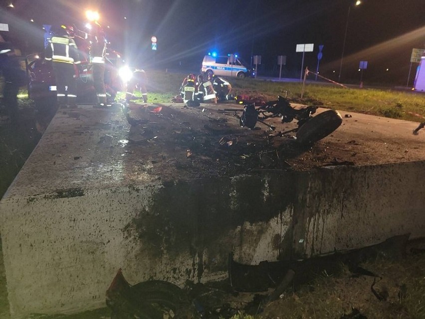 Koszmarny wypadek Rybniku. Auto uderzyło w fundament pod wieżę Eiffla - ZDJĘCIA. Dwie osoby wypadły z samochodu