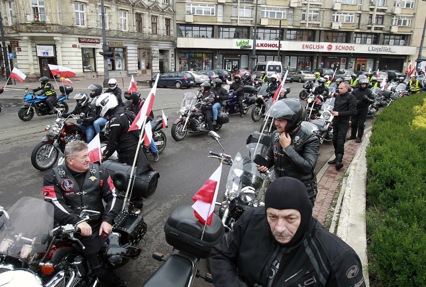 Parada motocykli na ulicach Łodzi z okazji odzyskania przez Polskę niepodległości [ZDJĘCIA]