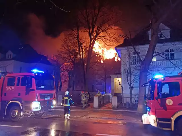 Nocny pożar w Sopocie. Ogień wybuchł w kamienicy przy ul. Abrahama. Z budynku ewakuowano 20 osób. Strażakom przeszkadza orkan Otto | ZDJĘCIA