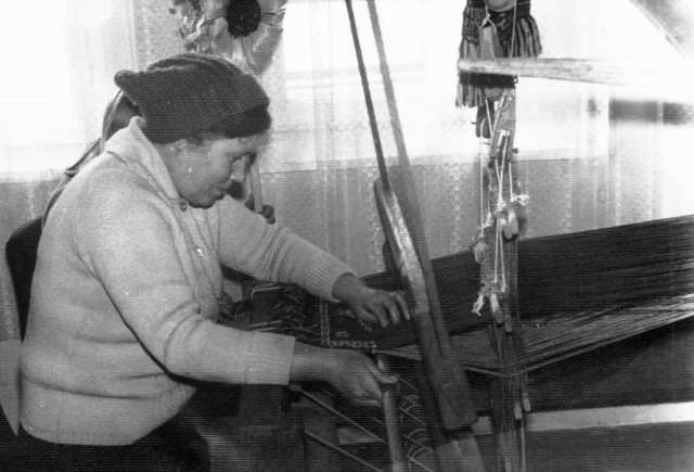 Regina Krupowicz w latach młodości przy pracy nad tkaniną dwuosnowową