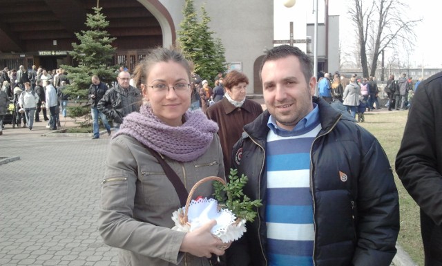 Chorzów. Parafia św. Franciszka - Bożena Miklasz i Mirko Palumbo po poświeceniu koszyczka