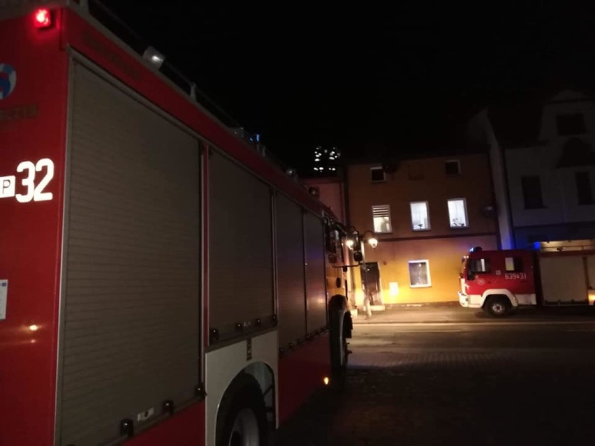 Pożar sadzy w kominie w budynku w Skokach. Interweniowała straż pożarna 