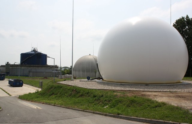 Na terenie oczyszczalni ścieków "Centralna" funkcjonują dwa zbiorniki na biogaz.