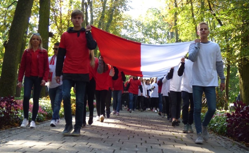 2000 osób kroczyło w biało-czerwonym Marszu Niepodległościowym w Busku-Zdroju [ZDJĘCIA]