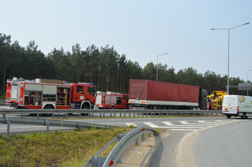 Wypadek tira w Kolonii Zawada na s-8 koło Tomaszowa. Tir wjechał w barierki. Droga zablokowana