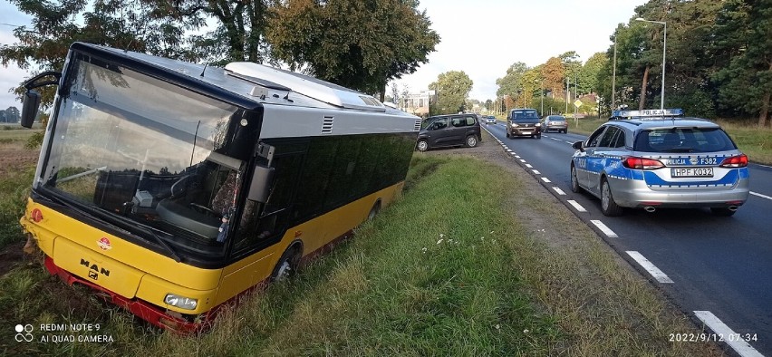 Pijany kierowca autobusu MPK w Opocznie. Przewoził pasażerów i wjechał do rowu [ZDJĘCIA]