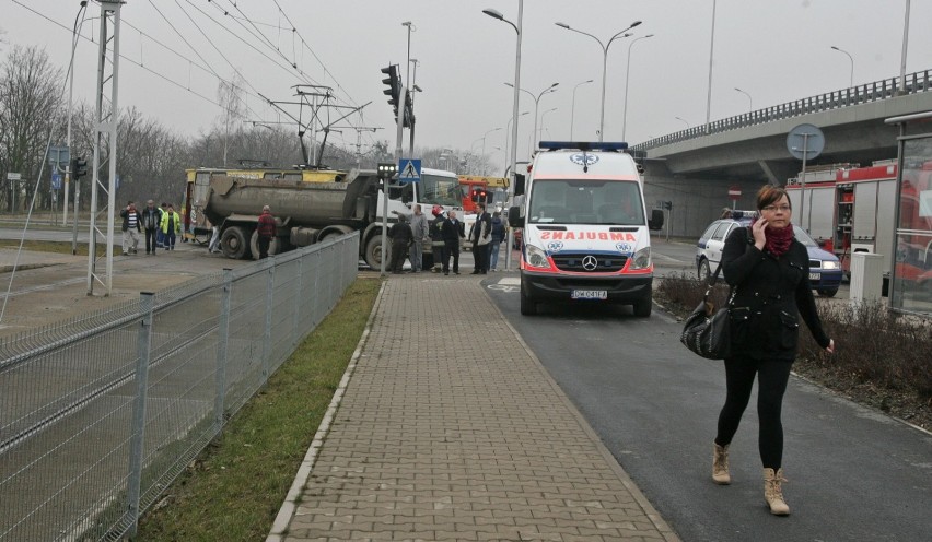 Wypadek przy AOW. Ciężarówka wjechała w tramwaj (ZDJĘCIA)