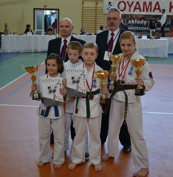 Oświęcimscy karatecy prezentują zdobyte trofea. Pierwsza z prawej to Magdalena Kraszewska.