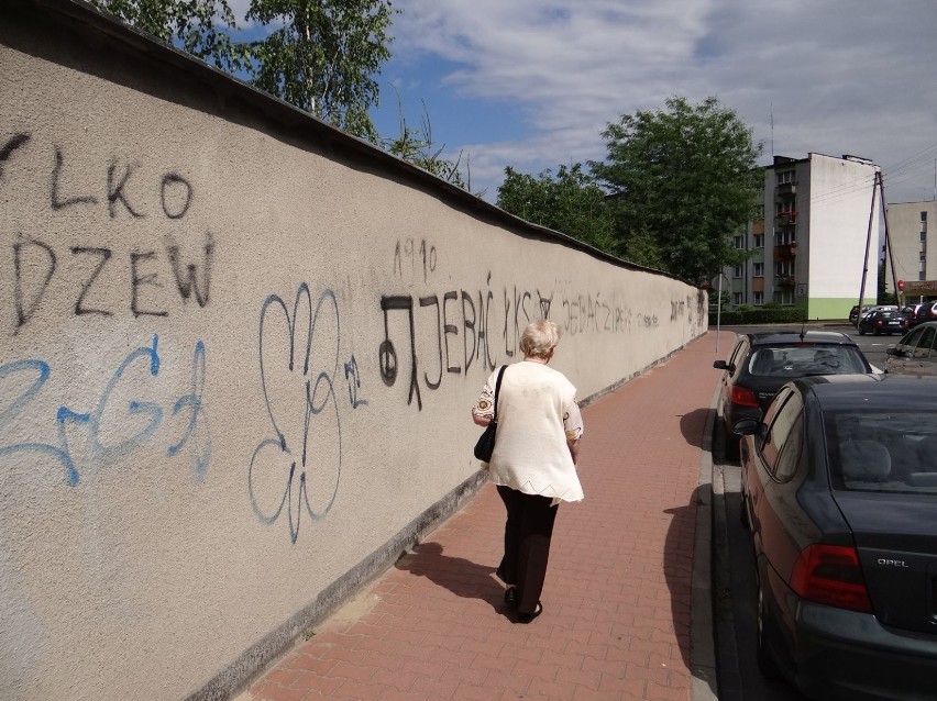 Pomazany mur przy klasztorze. Kamera odstraszy wandali?