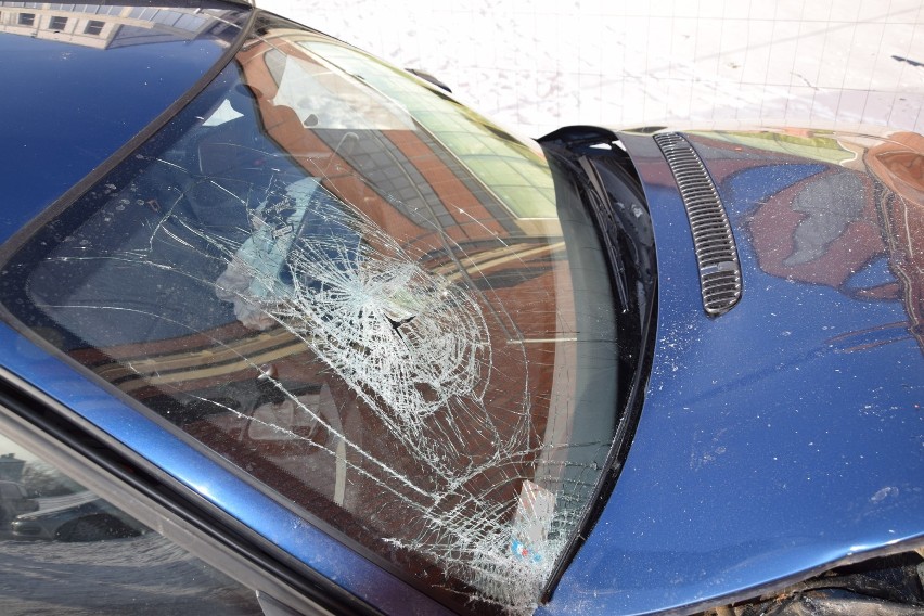 Radomsko: 22-letni kierowca bmw uderzył w sklep [ZDJĘCIA]