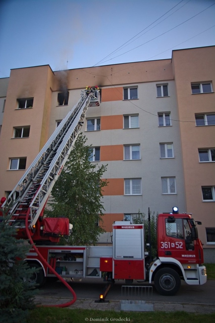 Tarnów. Spłonęło mieszkanie w bloku przy ul. Klikowskiej. Lokator poparzony, sąsiedzi ewakuowani [ZDJĘCIA]