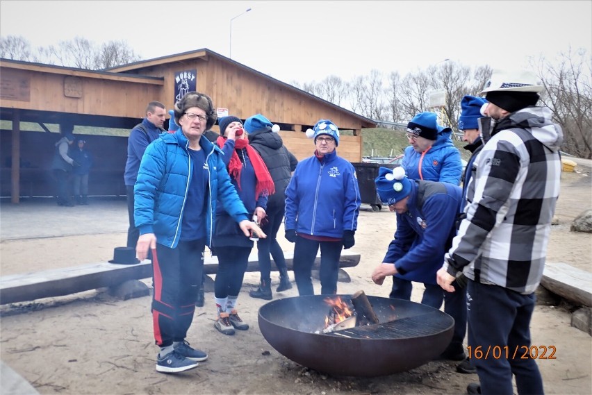 Morsowanie na wesoło. Wchodzili do zimnej rzeki w kapeluszach [zdjęcia]