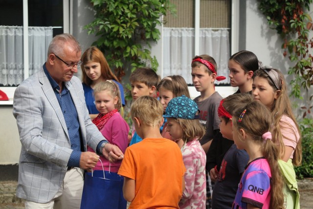 Opolski wicekurator oświaty Artur Zapała odwiedził uczestników kolonii letniej w Głuchołazach. Ich wypoczynek jest finansowany przez kuratorium.