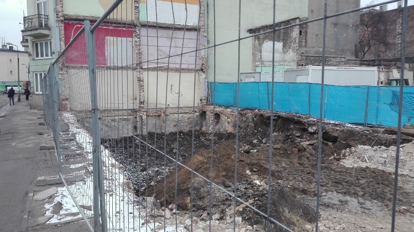 Ogromna dziura w ziemi przy ulicy Szklarnianej. Kiedy zacznie się budowa nowej kamienicy?