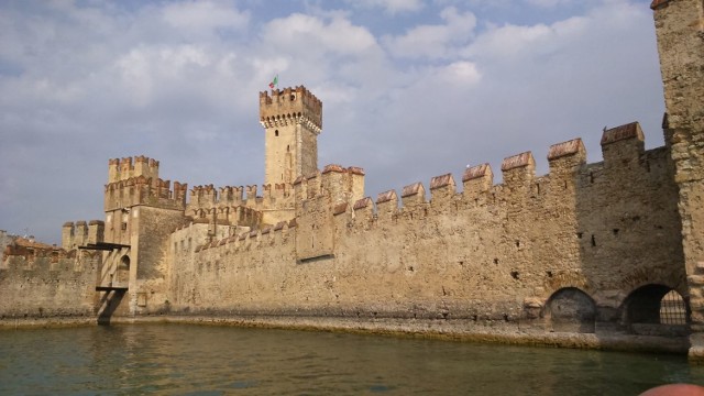 foto: Jarosław Franciszek Furmaniak
XIII wieczny zamek w miasteczku Sirmione na p&oacute;łwyspie, nad jeziorem Garda we Włoszech (9 września 2017)opis wycieczki: 
http://www.wiadomosci24.pl/artykul/wrzesniowe_migawki_z_italii_krotki_wstep_do_fotoreportazy