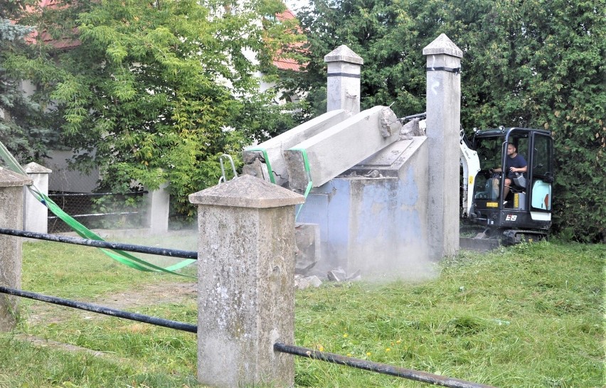 Pomnik "z gwiazdą" runął w Malborku osiem miesięcy temu. Trwa dyskusja, jak zagospodarować plac przy ul. Sikorskiego. Kogo tam upamiętnić?