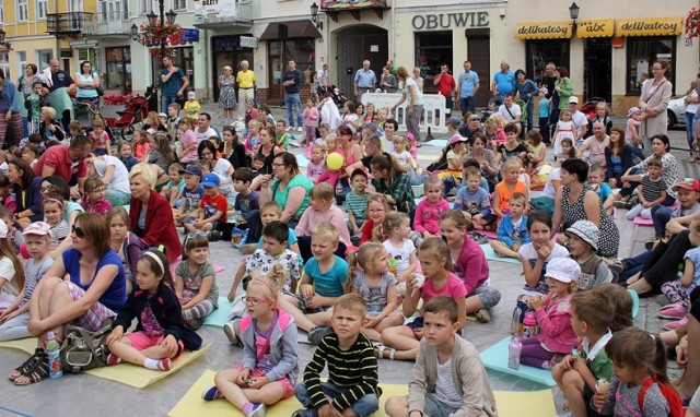 Spektakl na Placu Łuczkowskiego przyciągnął najmłodszych