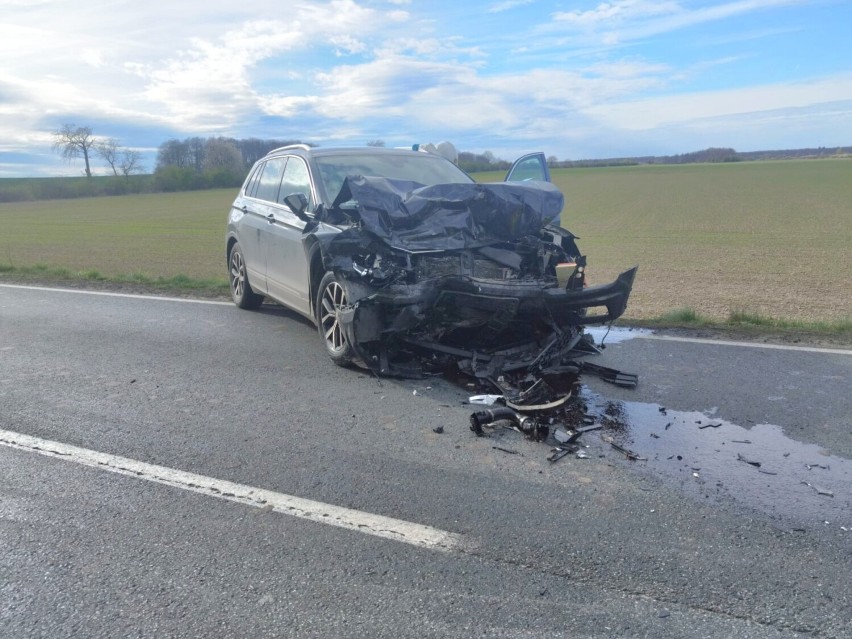 Wypadek na DK 35 koło Wojnarowic, dwie osoby trafiły do...