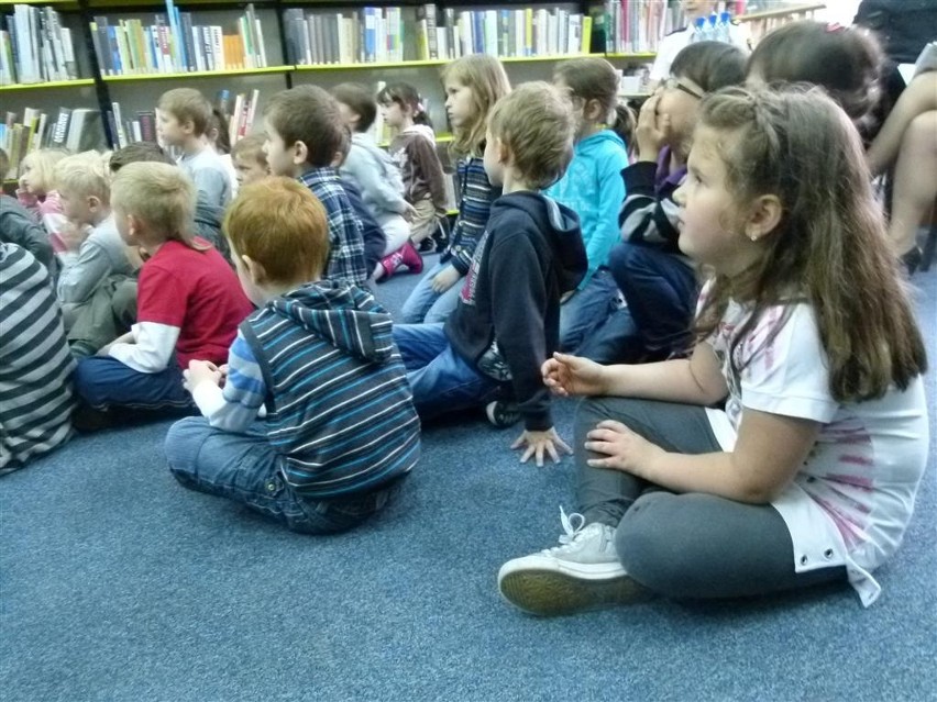 Piotrkowscy mundurowi czytali bajki przedszkolakom